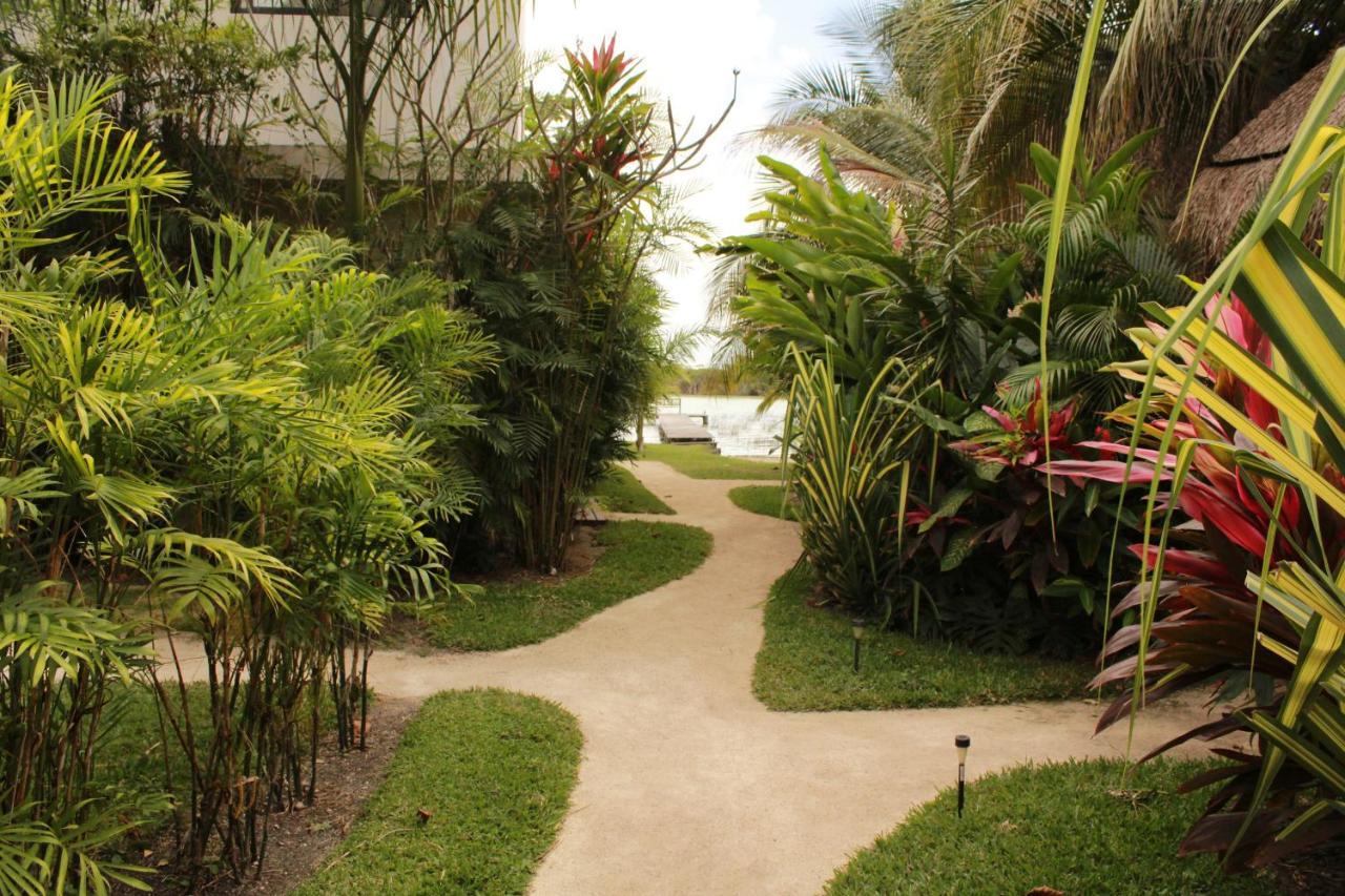 Hotel Casabakal - A Pie De Laguna - Bacalar Exterior photo A path in the garden