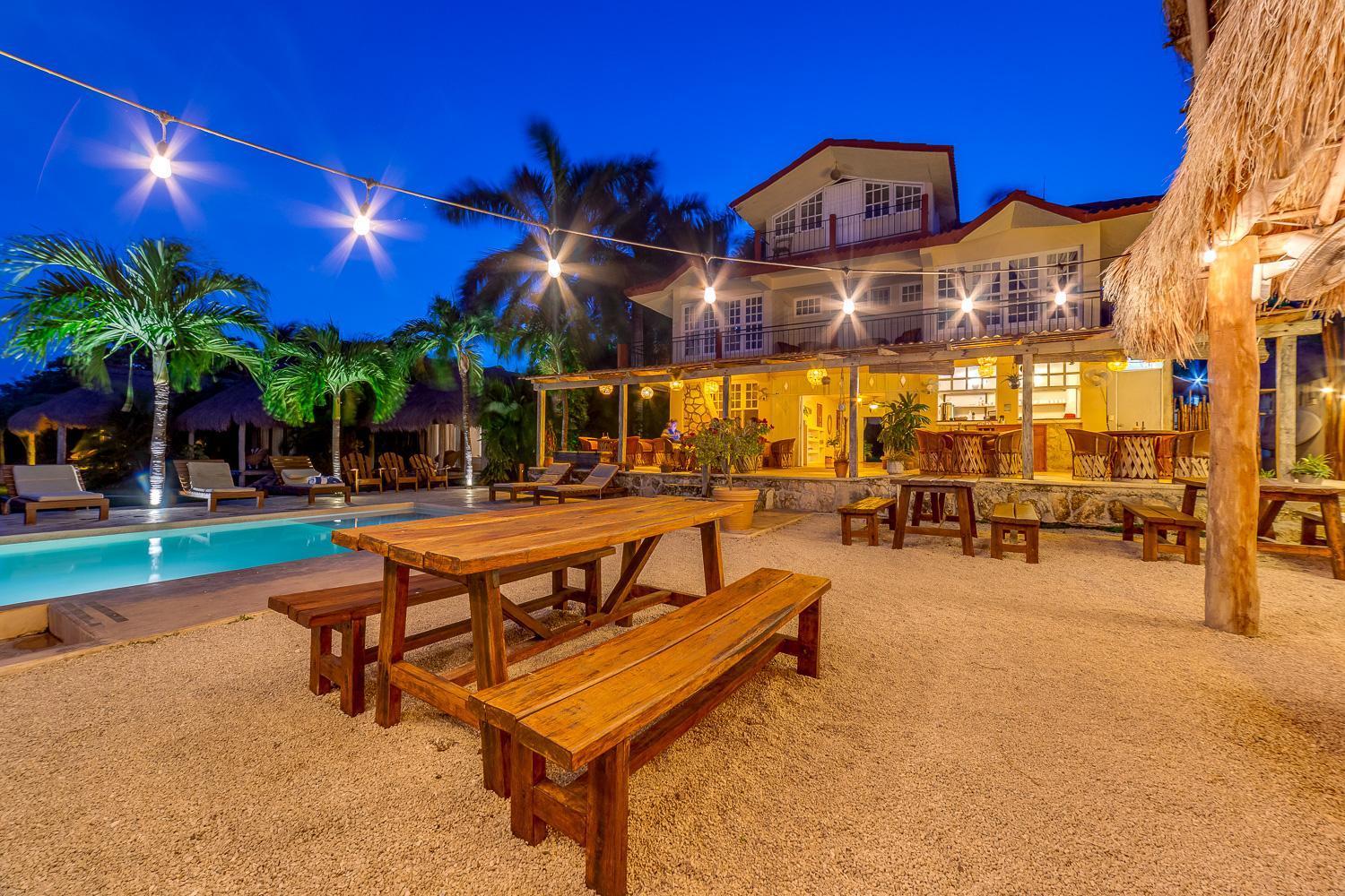 Hotel Casabakal - A Pie De Laguna - Bacalar Exterior photo The hotel at night