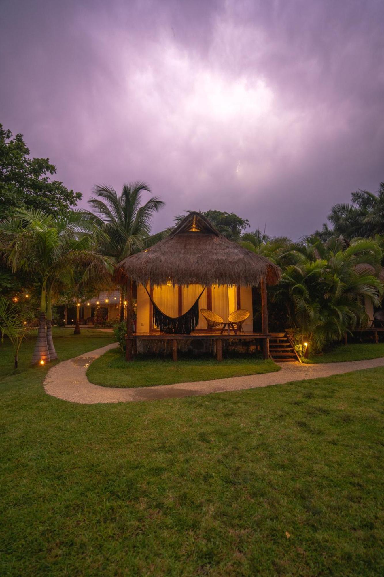 Hotel Casabakal - A Pie De Laguna - Bacalar Exterior photo A hut at the resort