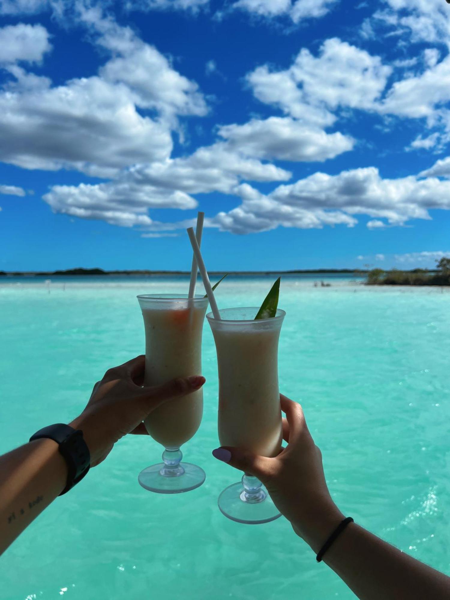 Hotel Casabakal - A Pie De Laguna - Bacalar Exterior photo Two piña coladas