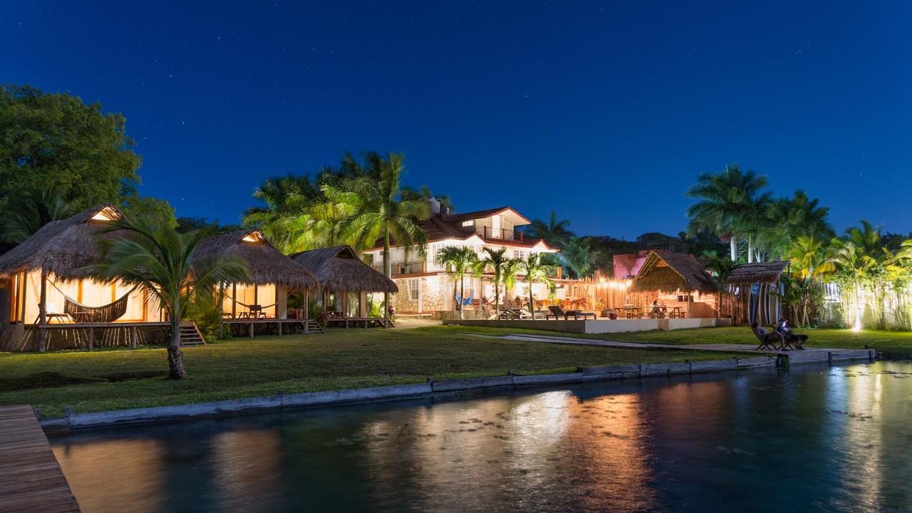 Hotel Casabakal - A Pie De Laguna - Bacalar Exterior photo The resort at night